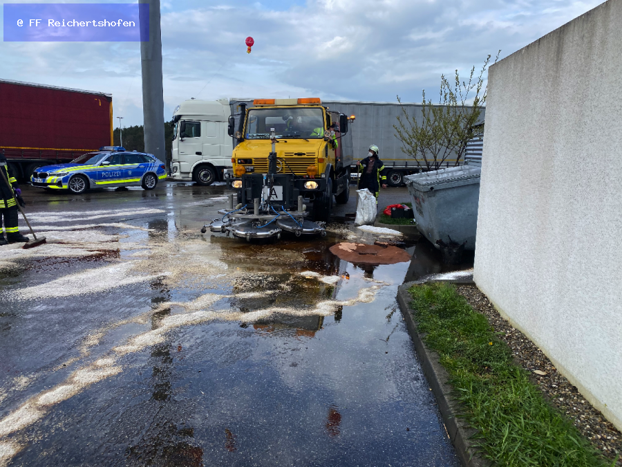 Ölspur, Öl auf Fahrbahn Ölspur, Öl auf Fahrbahn